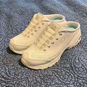 White Skechers D’Lite Slip On Sneakers Size 7.5W